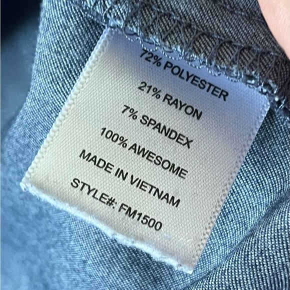 FIGS Men’s Heather Denim Leon Three Pocket Scrub Top SIZE LARGE - Picture 9 of 10